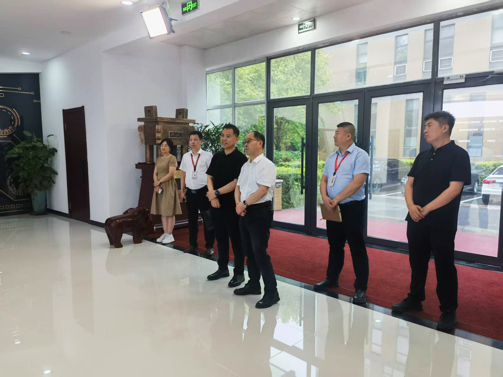 中國聯通長春分公司黨委書記、總經理張宏光一行到吉林泰華集團調研交流